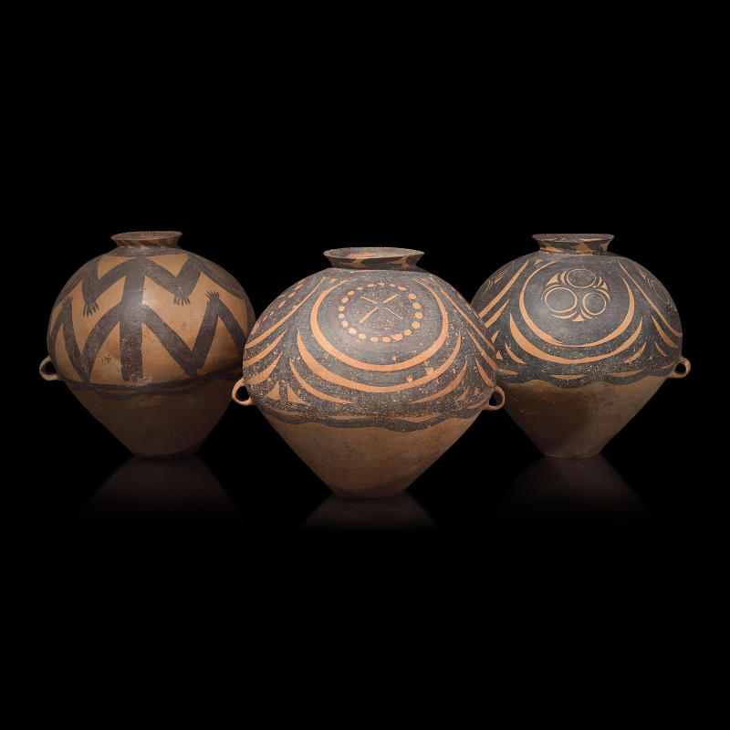 新石器時代 馬家窯文化馬廠型雙耳彩陶甕三只 | Three Large Chinese Painted Pottery Jars, Neolithic Period, Majiayao Culture, Machang Type - 图3