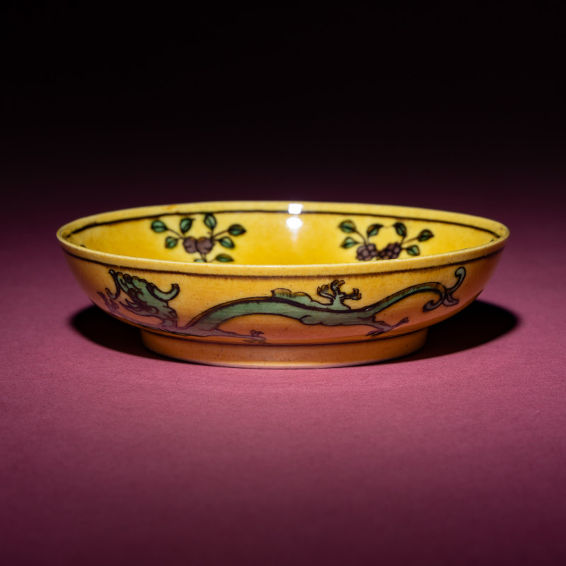 清道光 黃地紫綠彩雙龍戲珠紋碟 | A Small Chinese Yellow Ground Green and Aubergine 'Dragon' Dish, Daoguang Mark and Period - 图3