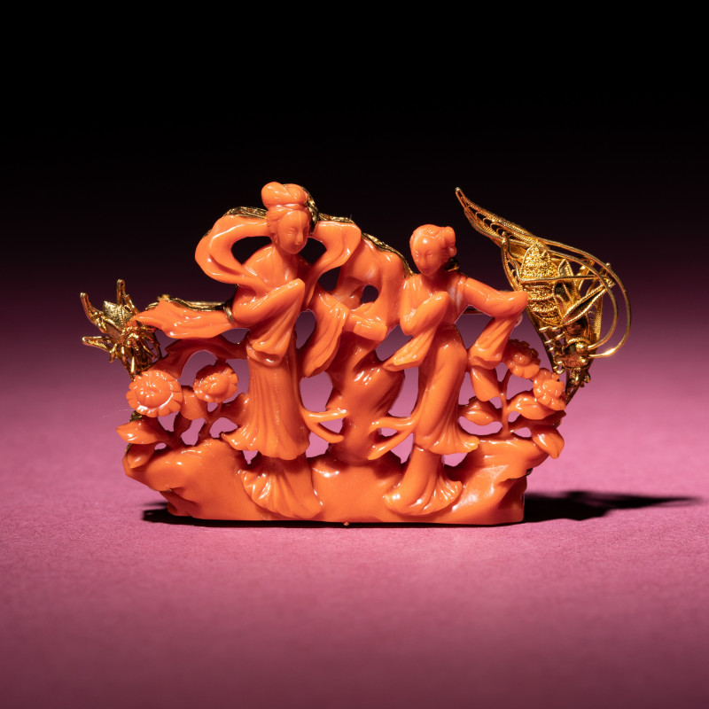 近代 金鑲珊瑚鏤雕仕女圖胸針 | A Chinese Carved Red Coral ‘ Meiren" Brooch, 20th Century