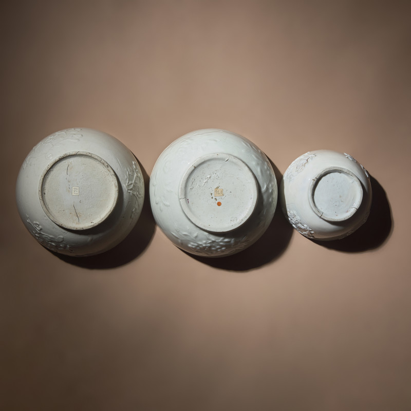 清早期 德化白瓷模印花卉紋蓋碗三件 | Three Large Chinese Blanc-de-Chine Molded Porcelain Bowls and Two Covers, Late 17th-18th Century - 图4