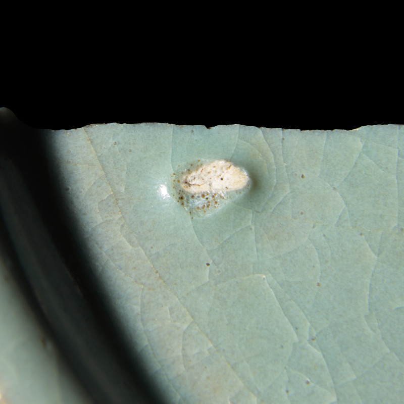 宋 汝窯及官窯帶支釘瓷片兩枚 | Two Chinese Celadon Glazed Ceramic Fragments, Song Dynasty - 图2