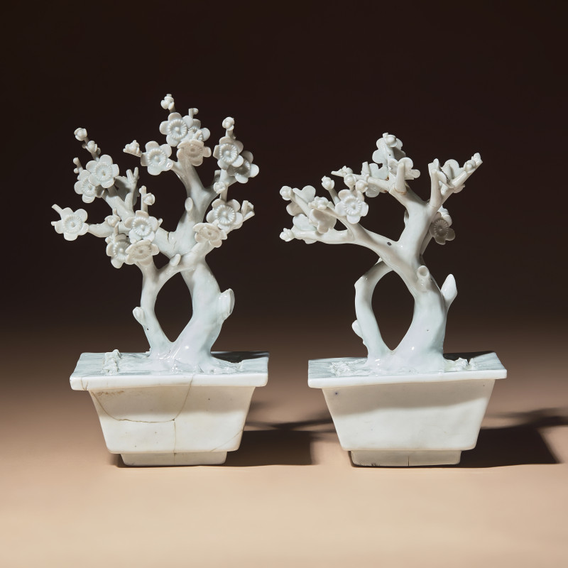 清中期 德化白瓷塑梅花盆景一對 | A Pair of Chinese Blanc-de-Chine Porcelain Potted Trees, 18th-19th Century - 图1