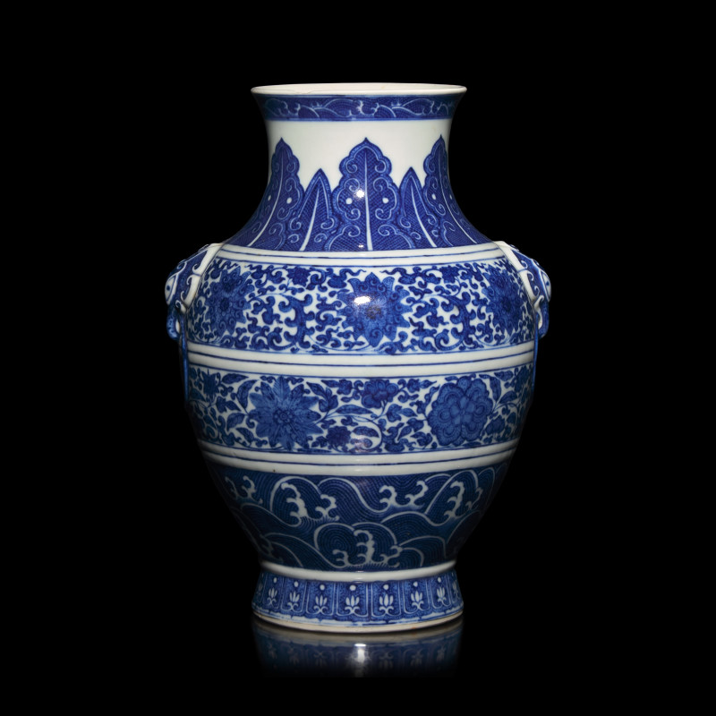 晚清/民國 青花纏枝蓮紋雙耳壺 | A Chinese Blue and White Porcelain Hu Vase, Late 19th/Early 20th Century - 图3