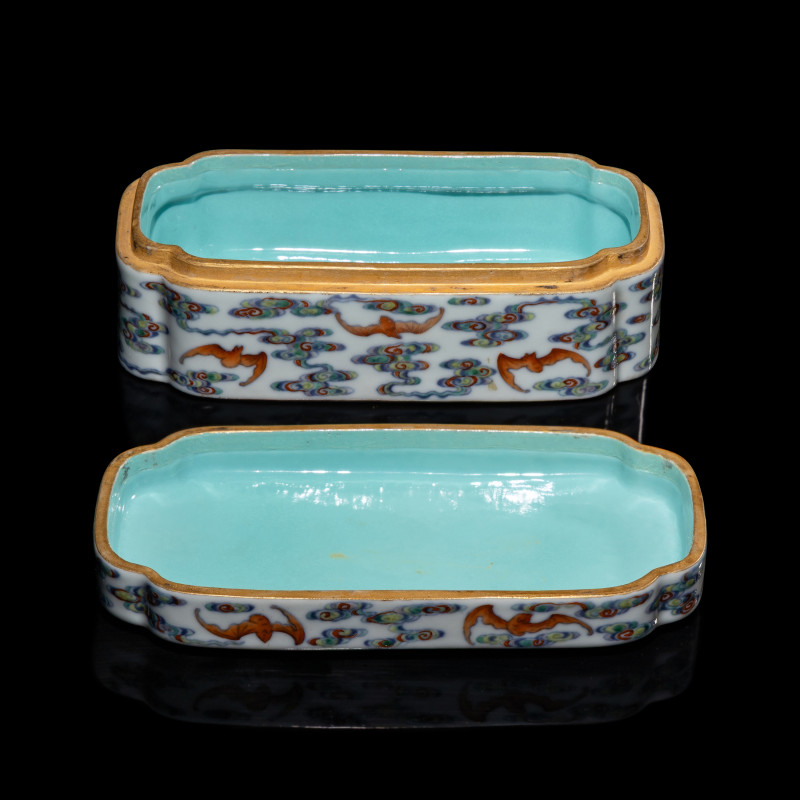 清中期 斗彩五福捧壽長方盒 | A Chinese Doucai Porcelain 'Bats and Clouds' Box and Cover, 18th Century - 图5