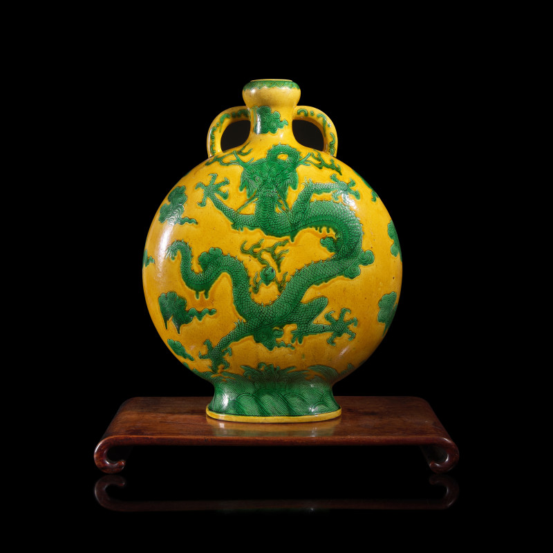 清 黃地綠彩龍紋大抱月瓶 | An Impressive Chinese Green Enameled Yellow Ground Porcelain 'Dragon' Moon Flask, Qing Dynasty