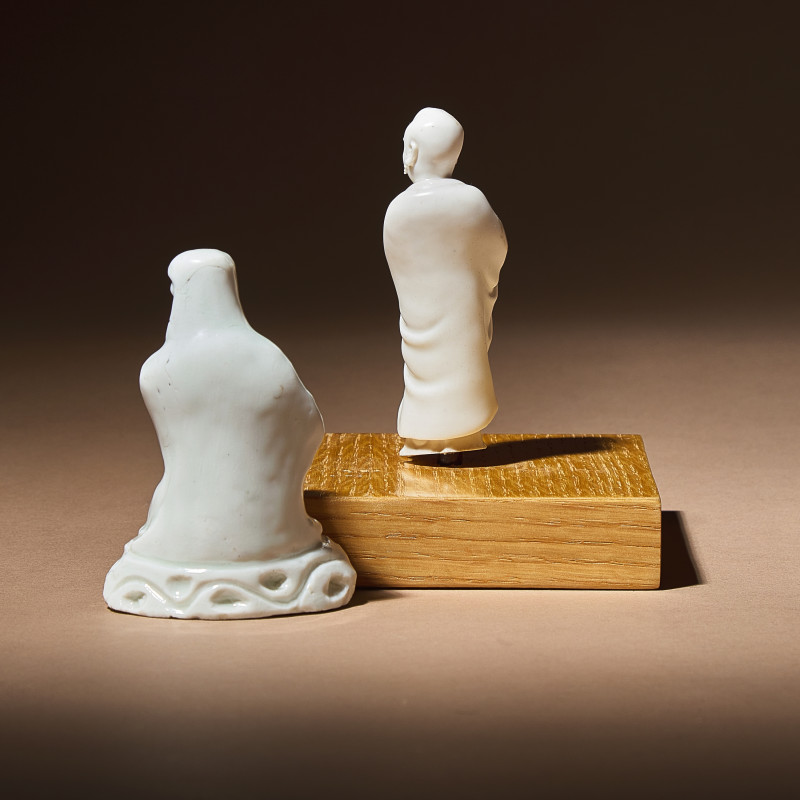 清 德化白瓷羅漢坐像及達摩立像 | Two Small Chinese Blanc-de-Chine Porcelain Figures, Qing Dynasty - 图2