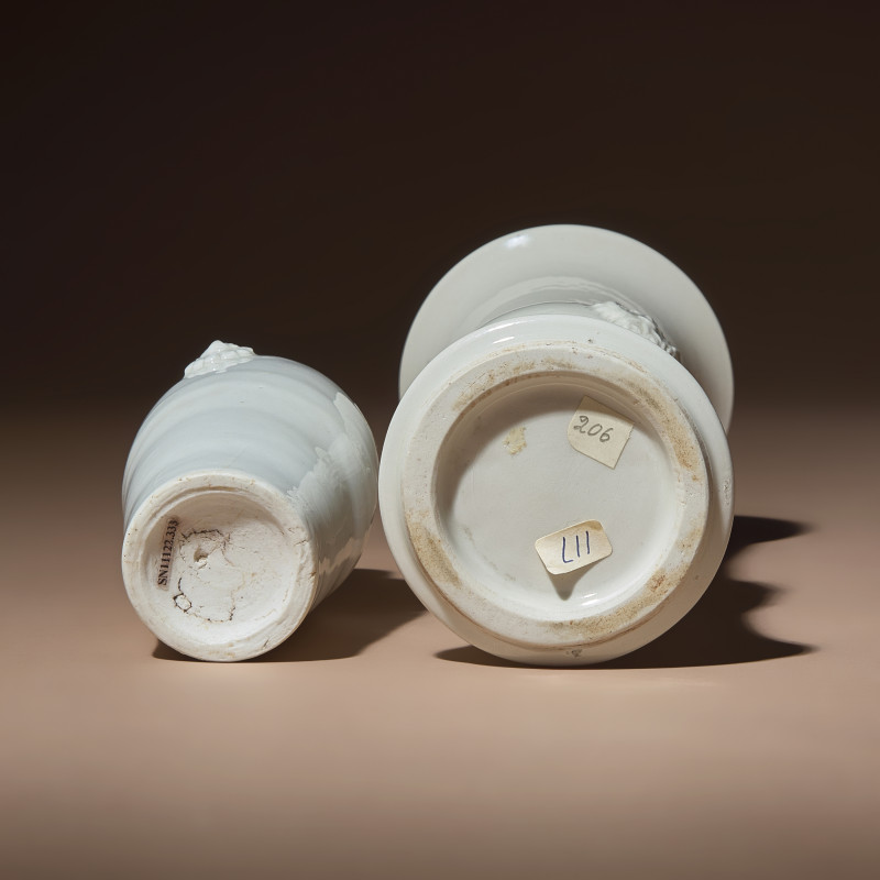 清中期 德化白瓷雙輔首耳筒瓶及花觚 | Two Chinese Blanc-de-Chine Porcelain Vases, 17th-18th Century - 图3