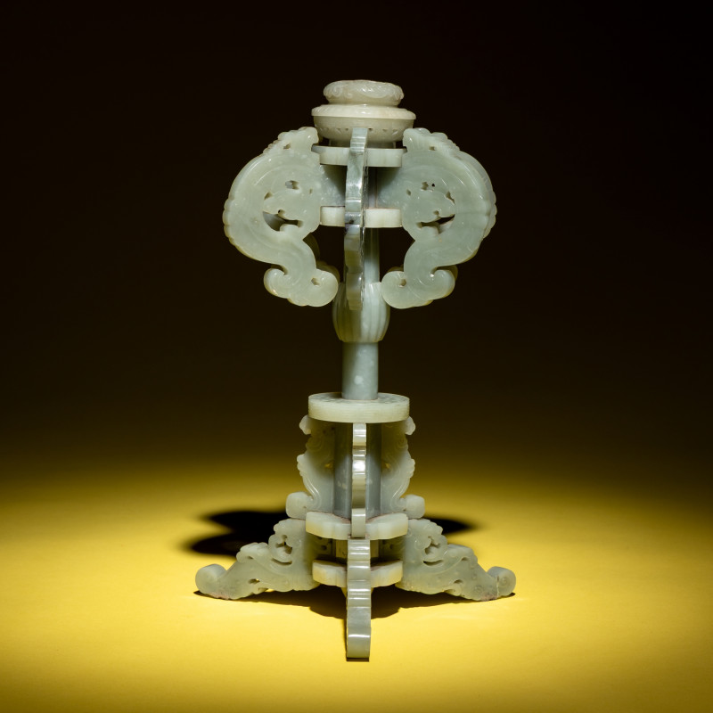 清晚期 青玉鏤雕夔龍紋冠架 | A Chinese Celadon Jade Hat Stand, 19th Century - 图2