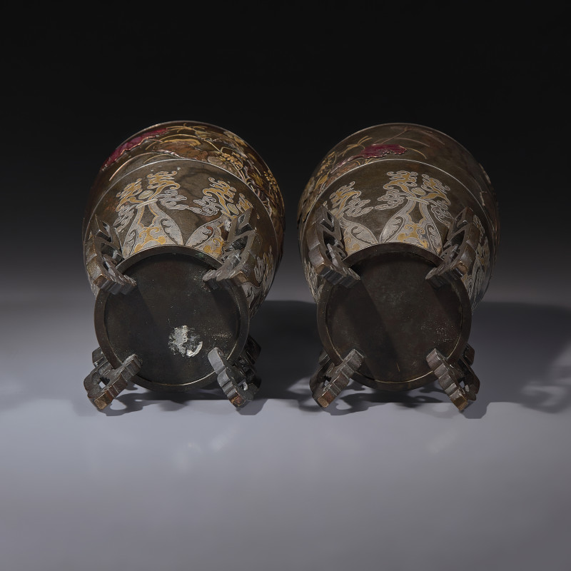 日本明治時期 或爲鈴木長吉造 銅瓶一對 | A Pair of Japanese Kaga Style Mixed Metal-Inlaid and Patinated Bronze Vases, Attributed to Suzuki Chokichi, Meiji Period - 图5