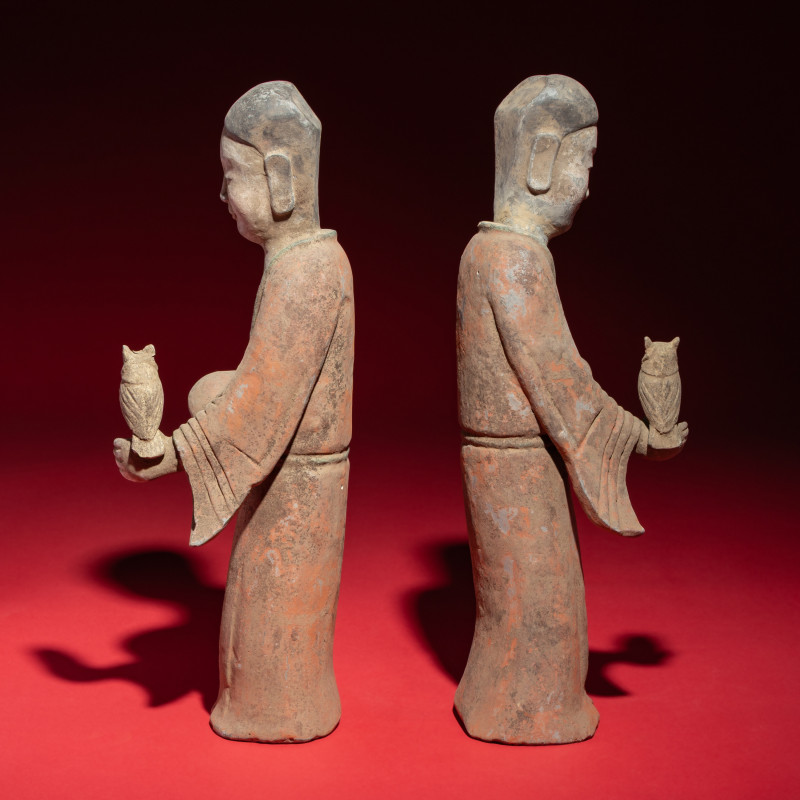 漢 灰陶彩繪持鷹女俑一對 | A Pair of Chinese Painted Grey Pottery Ladies with Owls, Han Dynasty - 图5