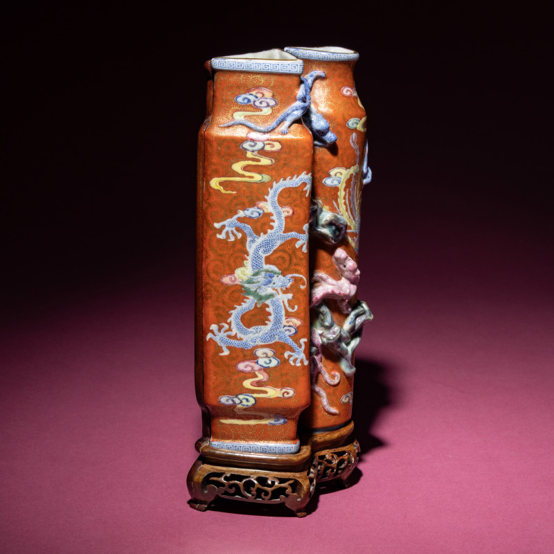 清晚期 珊瑚紅地粉彩凸塑龍紋雙聯瓶 | A Chinese Famille Rose 'Dragon and Phoenix' Gilt on Coral Ground Double Wall Vase, Biping , 19th Century - 图2