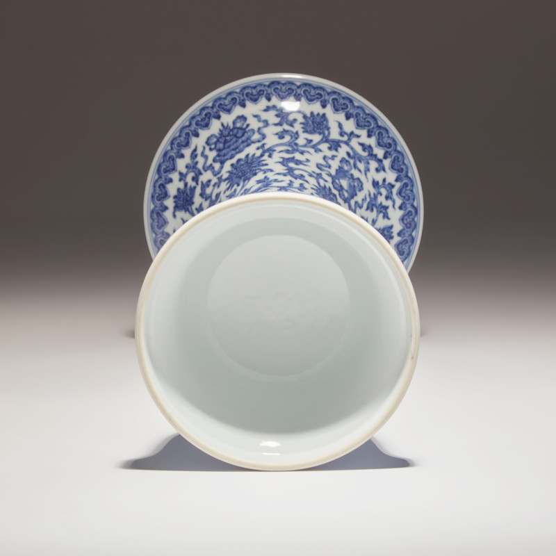 清嘉慶 青花纏枝蓮八吉祥花觚 | A Chinese Blue and White Porcelain Gu Vase, Jiaqing Mark and of the Period - 图3