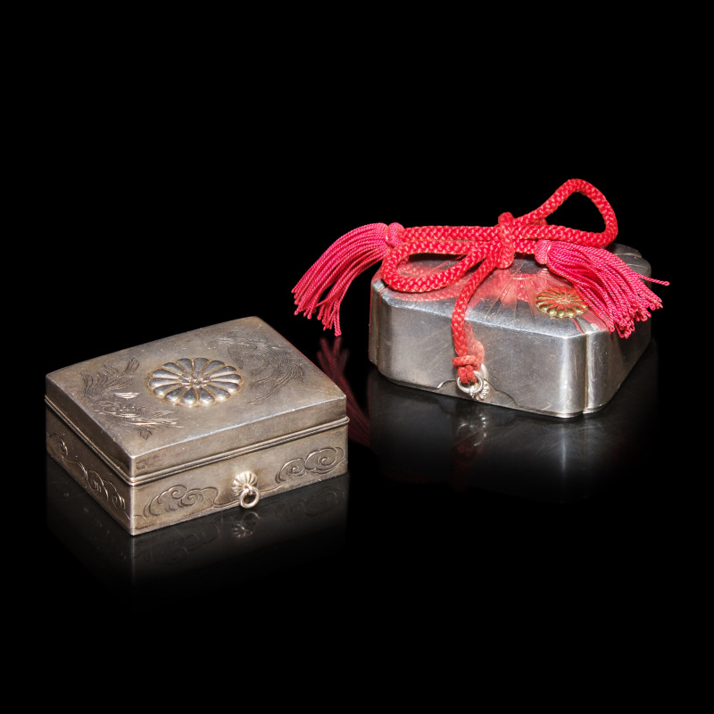 日本近代 御制銀糖果盒兩只 | Two Japanese Silver Imperial Presentation Bonbonnières, Early-Mid 20th Century