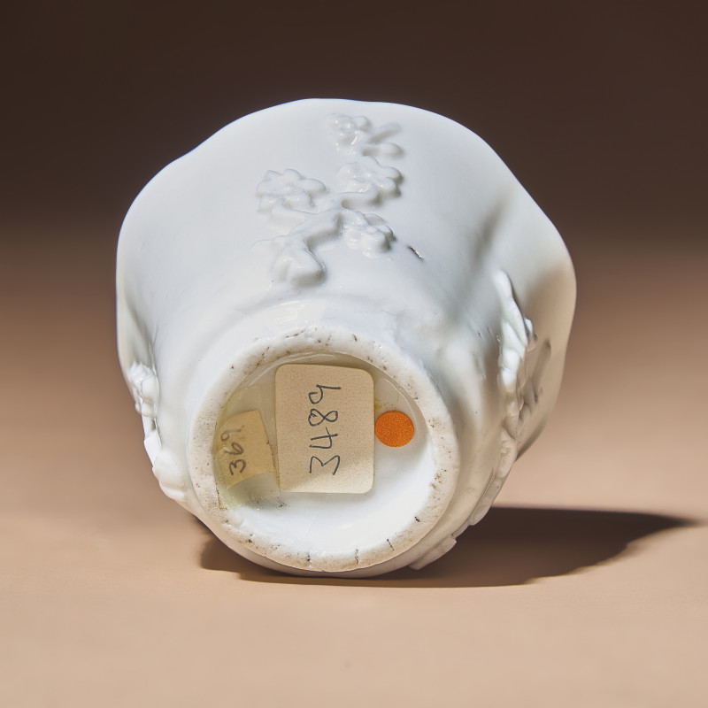 明末清初 德化白瓷貼塑梅紋花口杯 | A Chinese Blanc-de-Chine Porcelain Cup, 17th Century - 图4