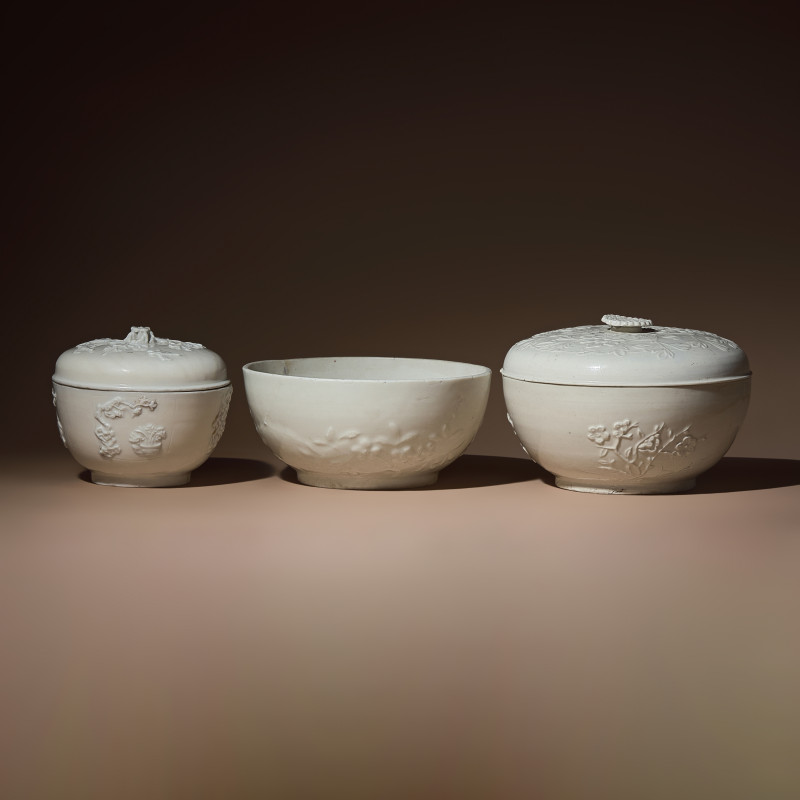 清早期 德化白瓷模印花卉紋蓋碗三件 | Three Large Chinese Blanc-de-Chine Molded Porcelain Bowls and Two Covers, Late 17th-18th Century - 图1