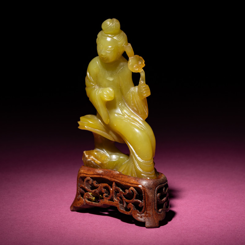 清晚期 黃玉持蓮仕女 | A Chinese Yellow Jade Seated Figure of a Lady, Late Qing Dynasty - 图2