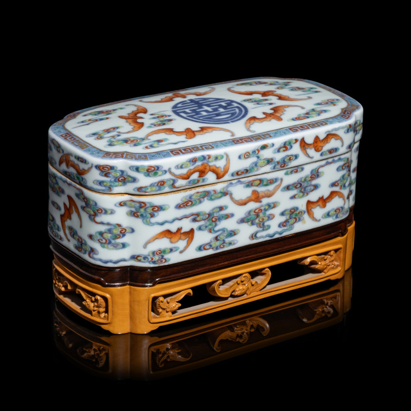 清中期 斗彩五福捧壽長方盒 | A Chinese Doucai Porcelain 'Bats and Clouds' Box and Cover, 18th Century - 图2