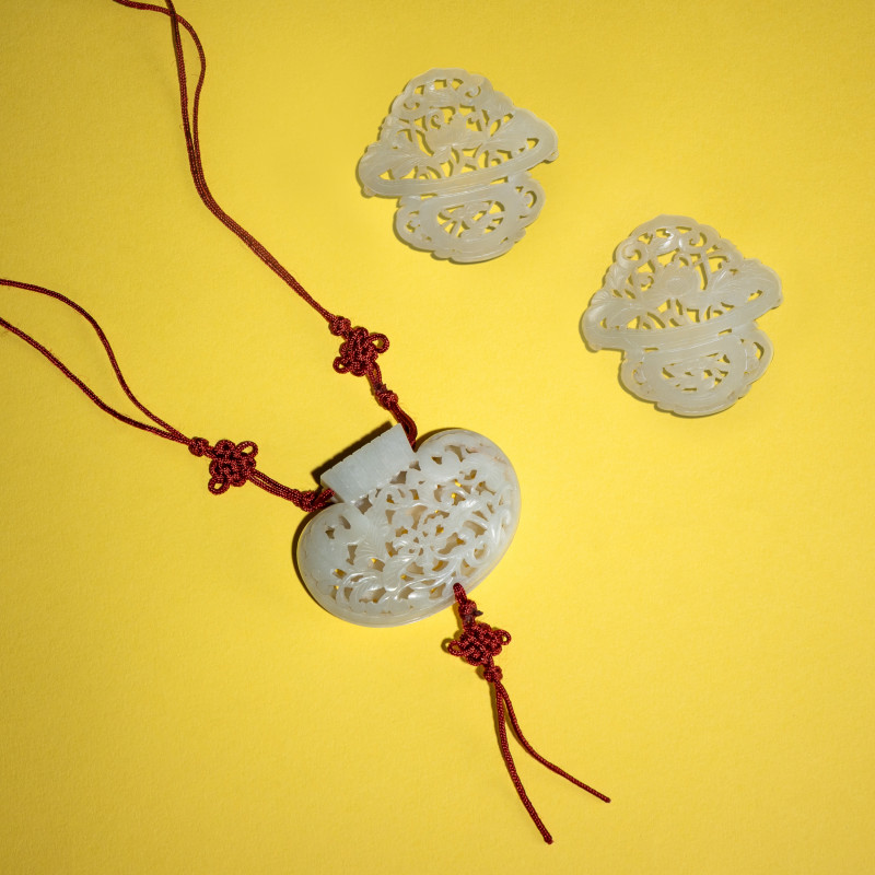 清晚期 白玉鏤雕花卉紋香囊兩枚 | Two Chinese Reticulated White Jade Parfumieres, 19th/Early 20th Century