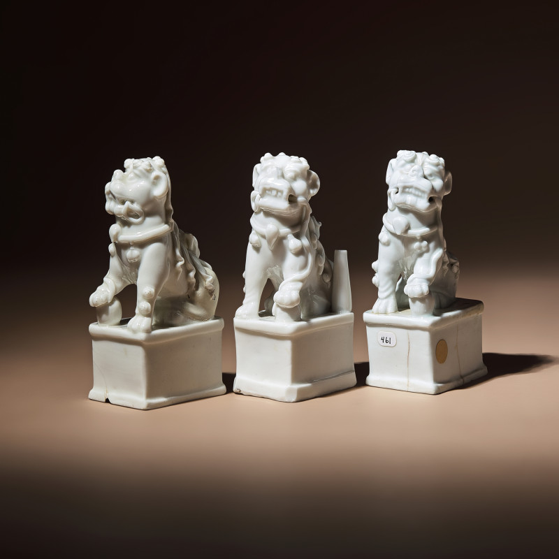 清早中期 德化白瓷獅形香插三件 | Three Chinese Blanc-de-Chine Porcelain Fu Lions, 17th-18th Century - 图1
