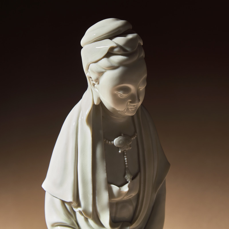 清 何朝宗款德化白瓷觀音立像 | A Chinese Blanc-de-Chine Porcelain Standing Figure of Guanyin with 'He Chaozong' Mark, Qing Dynasty - 图8