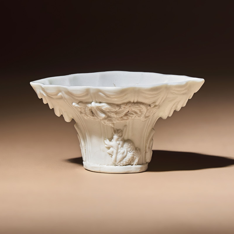 清早期 德化白瓷貼塑鹿鶴同春杯 | A Chinese Blanc-de-Chine Porcelain Libation Cup, 17th-Early 18th Century - 图1