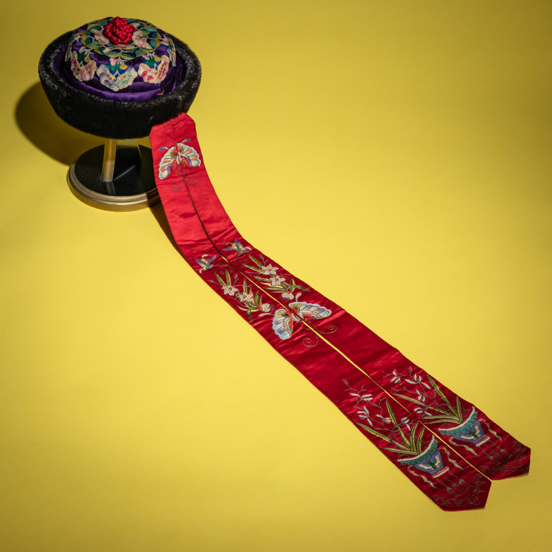 清晚期 紫頂蓋花鑲珠后妃坤秋帽 | An Embroidered Silk Manchu Noblewoman's Winter Hat, Kunqiumao , 19th Century - 图4