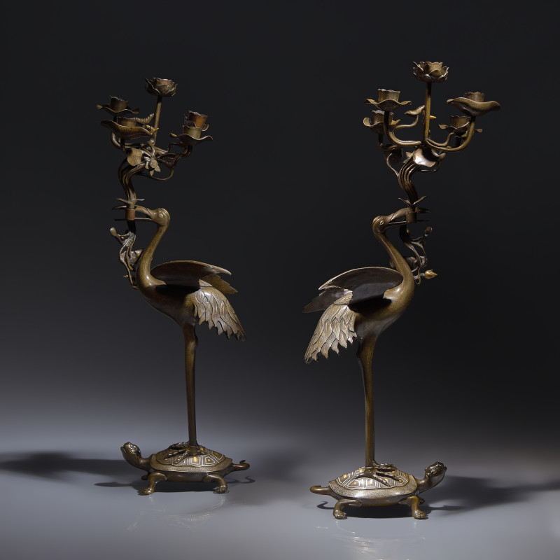 日本明治時期 銅龜鶴齊齡燭臺一對 | A Pair of Japanese Kaga Style Inlaid Bronze 'Crane and Minogame' Candelabra, Meiji Period