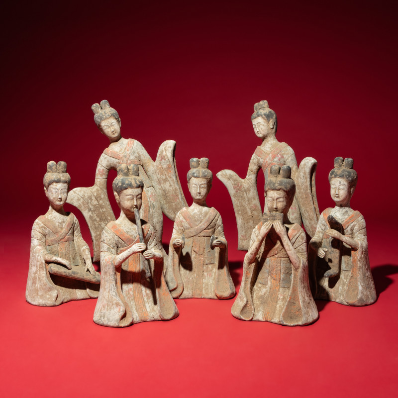 隋-唐 彩繪陶伎樂舞俑一組七件 | A Group of Seven Chinese Painted Pottery Figures of Musicians and Dancers, Sui-Tang Dynasty - 图2