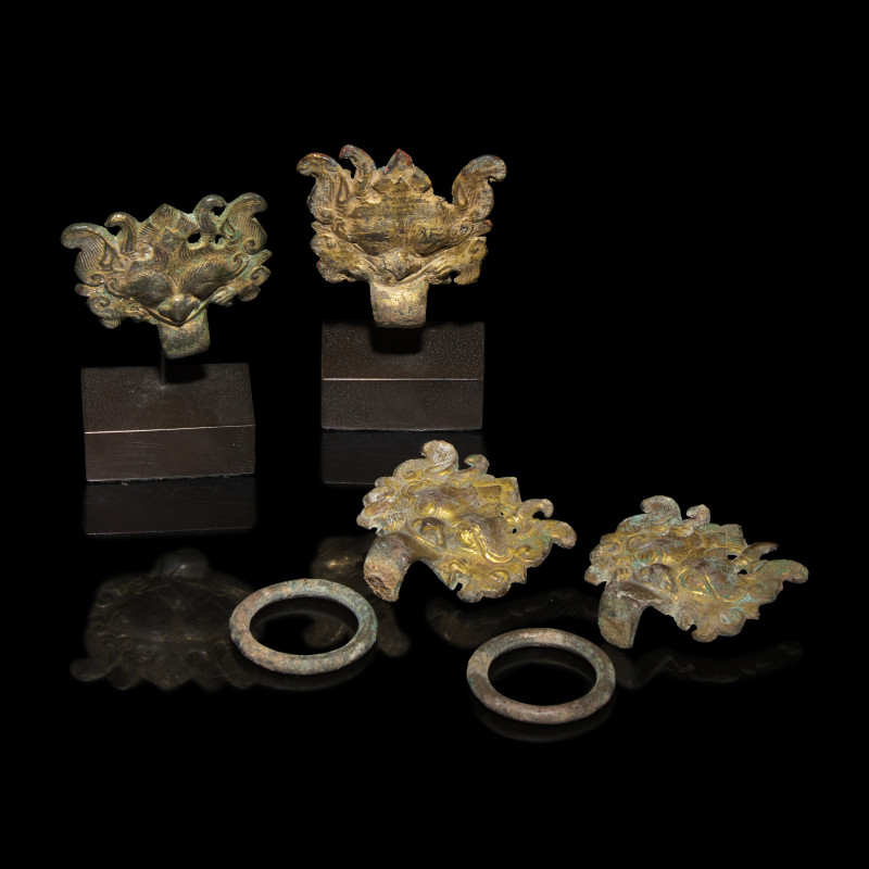 漢-六朝 銅鎏金饕餮紋輔首兩對 | Two Pairs of Chinese Gilt Bronze 'Taotie Mask' Fittings, Han-Six Dynasties - 图2