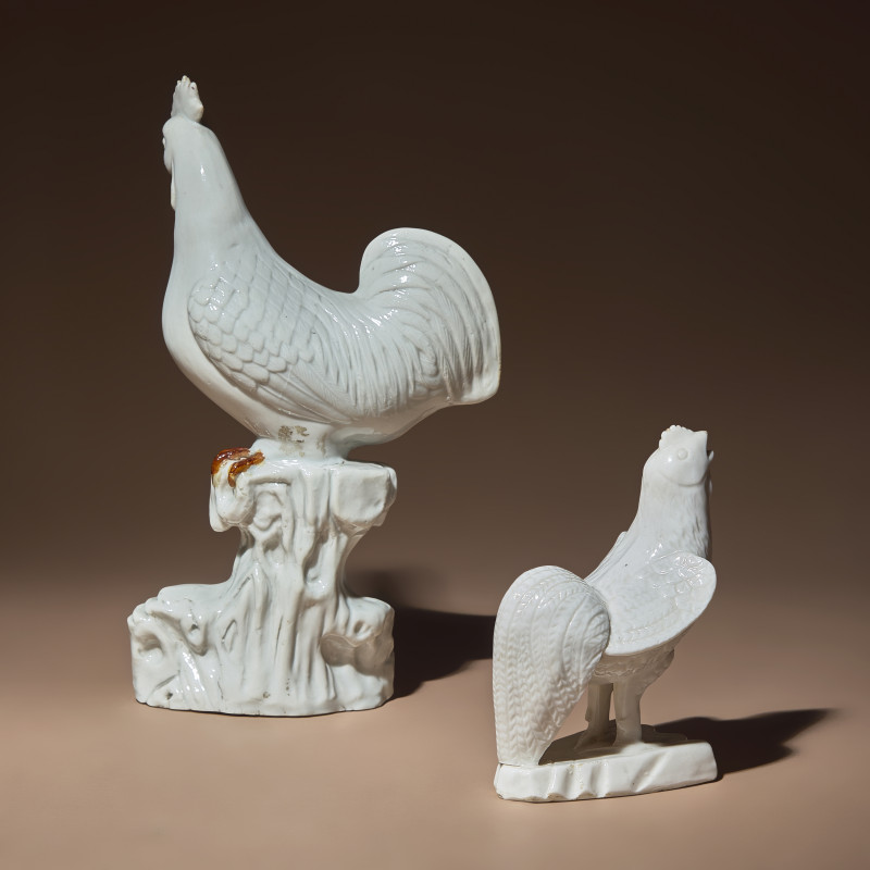 清中期 德化白瓷雄鷄兩隻 | Two Chinese Blanc-de-Chine Porcelain Figures of Cockerels, 18th/19th Century - 图2