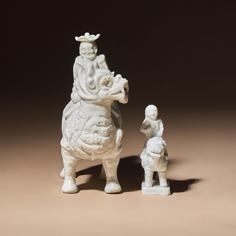 清中期 德化白瓷骑麒麟西人像兩件 | Two Chinese Blanc-de-Chine Porcelain Figural Groups of Foreigners Riding on Qilin, Late 17th-Early 18th Century - 图2