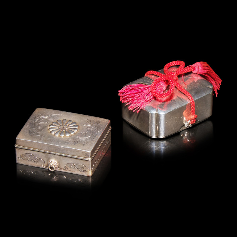 日本近代 御制銀糖果盒兩只 | Two Japanese Silver Imperial Presentation Bonbonnières, Early-Mid 20th Century - 图2