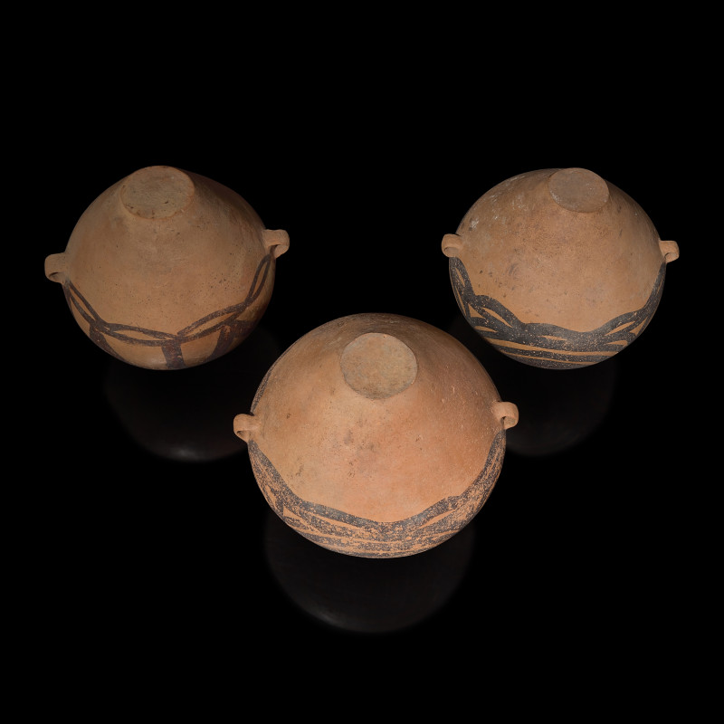 新石器時代 馬家窯文化馬廠型雙耳彩陶甕三只 | Three Large Chinese Painted Pottery Jars, Neolithic Period, Majiayao Culture, Machang Type - 图4