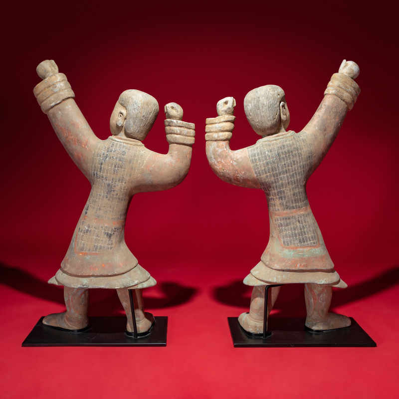 西漢 彩繪射姿立俑一對 | A Large Pair of Chinese Painted Pottery Archers, Western Han Dynasty - 图5