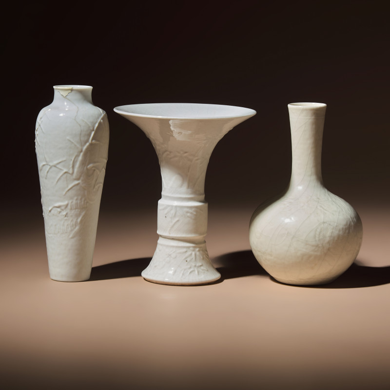 清中期 德化白瓷瓶三件 | Three Chinese White Glazed Porcelain Vases, Mid Qing Dynasty - 图1