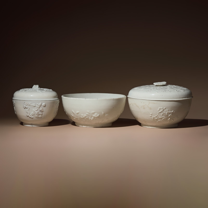 清早期 德化白瓷模印花卉紋蓋碗三件 | Three Large Chinese Blanc-de-Chine Molded Porcelain Bowls and Two Covers, Late 17th-18th Century - 图2