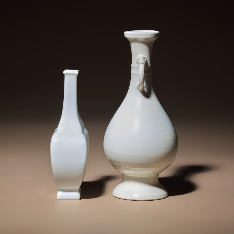 清 雙龍耳暗刻龍鳳紋白釉瓶及白釉四方小瓶 | Two Chinese White Glazed Porcelain Vases, Qing Dynasty - 图2