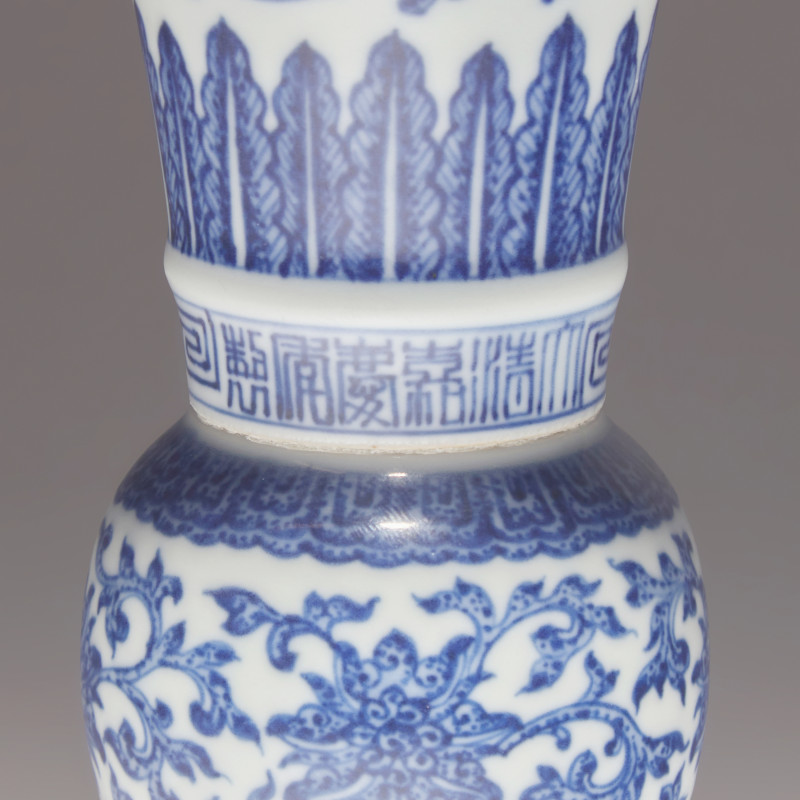 清嘉慶 青花纏枝蓮八吉祥花觚 | A Chinese Blue and White Porcelain Gu Vase, Jiaqing Mark and of the Period - 图4