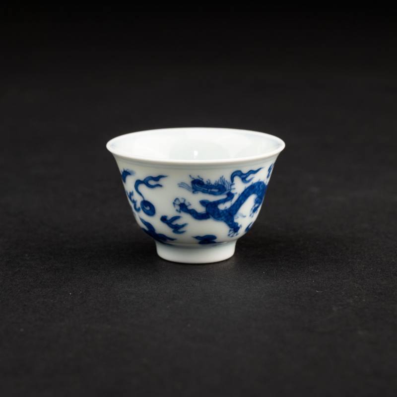    明 大明嘉靖款青花龍紋杯