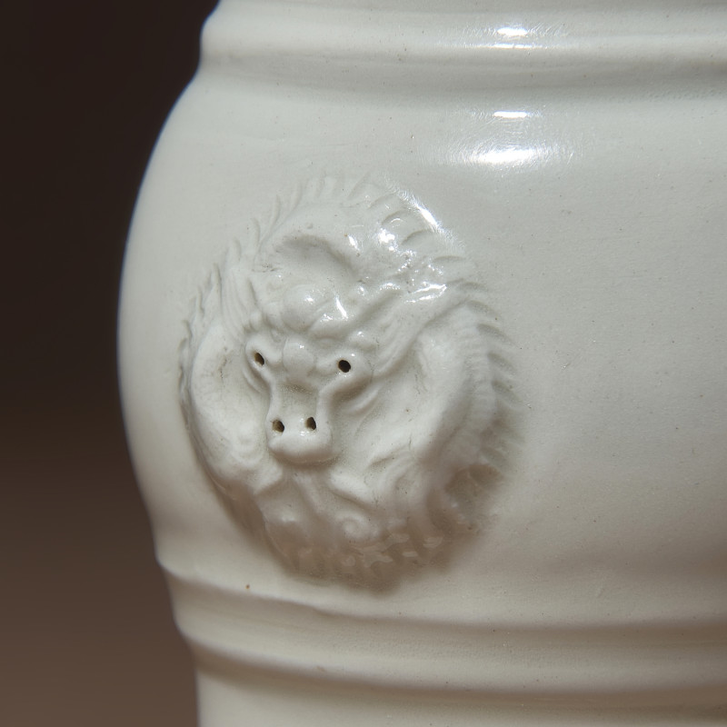 清中期 德化白瓷雙輔首耳筒瓶及花觚 | Two Chinese Blanc-de-Chine Porcelain Vases, 17th-18th Century - 图4
