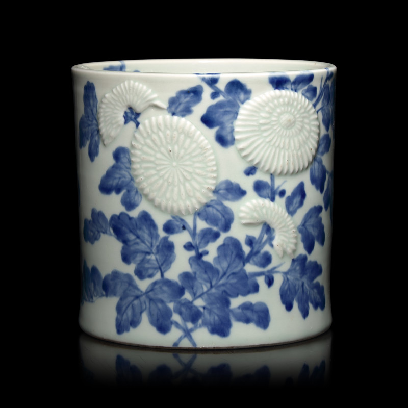 日本江戶-明治時代 平戶燒青花菊花圖筆筒 | A Japanese Hirado Blue and White Porcelain ' Kiku' Brush Pot, 19th Century