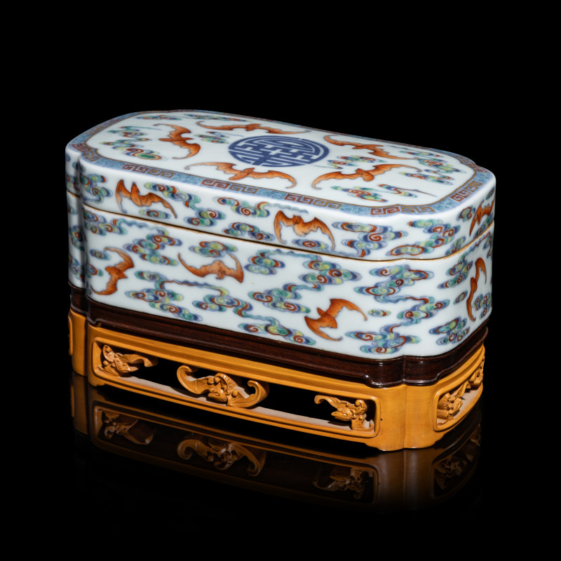 清中期 斗彩五福捧壽長方盒 | A Chinese Doucai Porcelain 'Bats and Clouds' Box and Cover, 18th Century - 图3