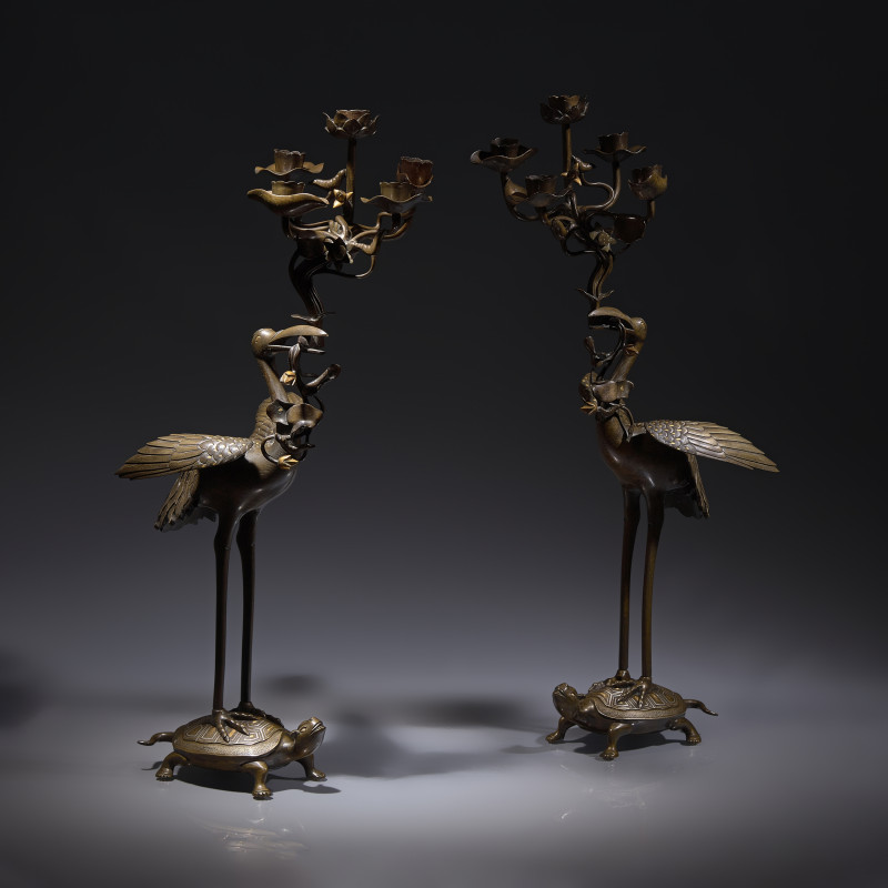 日本明治時期 銅龜鶴齊齡燭臺一對 | A Pair of Japanese Kaga Style Inlaid Bronze 'Crane and Minogame' Candelabra, Meiji Period - 图2