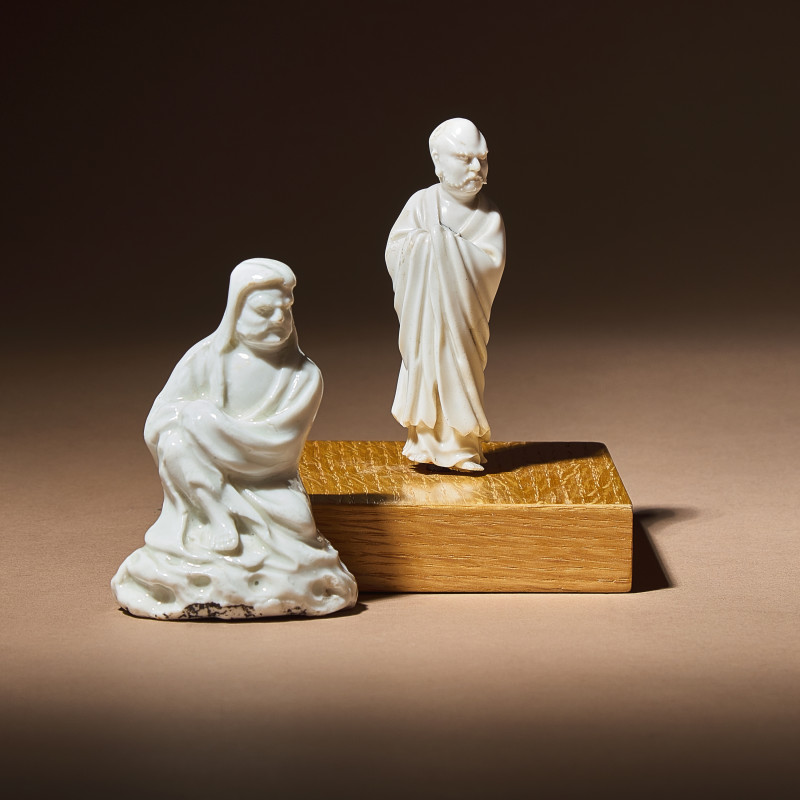 清 德化白瓷羅漢坐像及達摩立像 | Two Small Chinese Blanc-de-Chine Porcelain Figures, Qing Dynasty - 图1