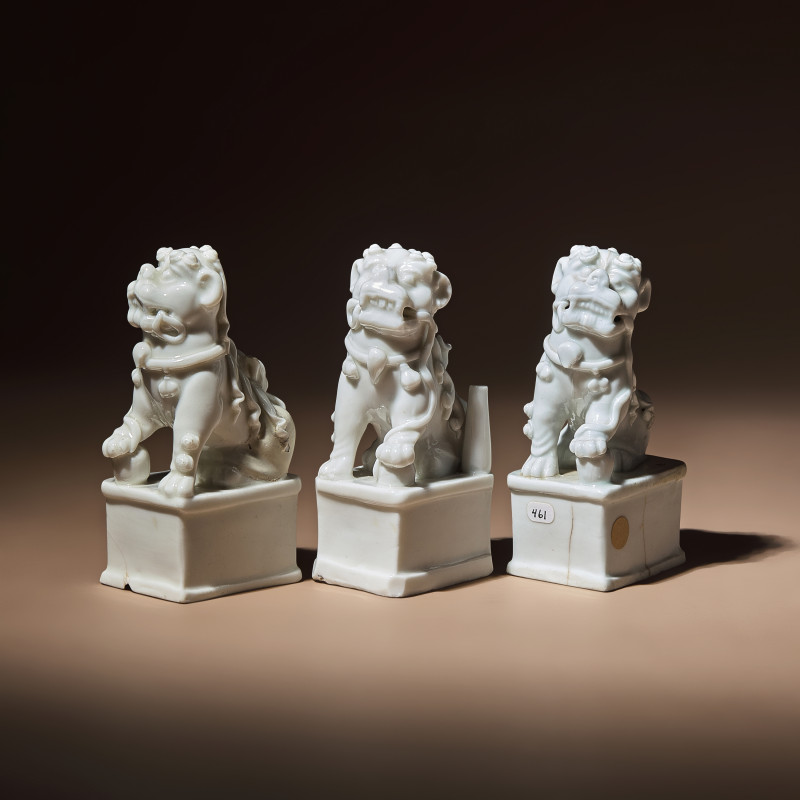 清早中期 德化白瓷獅形香插三件 | Three Chinese Blanc-de-Chine Porcelain Fu Lions, 17th-18th Century - 图2