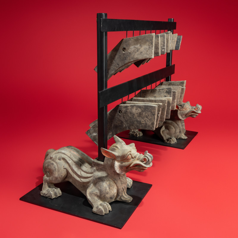 西漢 灰陶編磬一組連辟邪座 | A Rare Chinese Painted Earthenware Chimera and Chimes Set, Qing and Bixie, Western Han Dynasty - 图4
