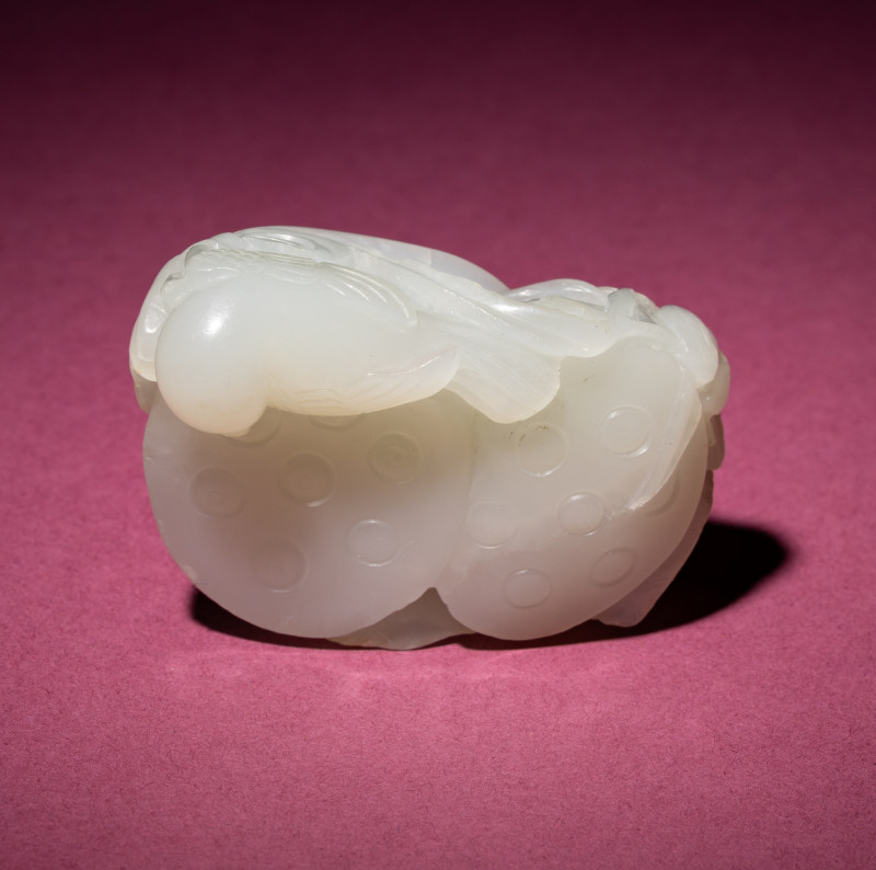 清中期 白玉雙蓮子把件 | A Chinese White Jade Carving of Double Lotus Pods, 18th/19th Century - 图11