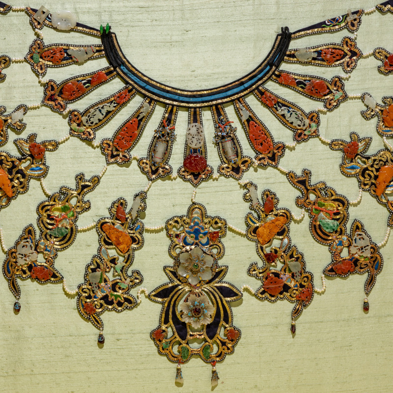 清晚期 盤金綉點翠鑲玉嵌寳珠珞云肩（附原盒） | A Rare Chinese Jade and Hardstone Embellished Collar with Box, Yunjian, Late Qing Dynasty - 图3