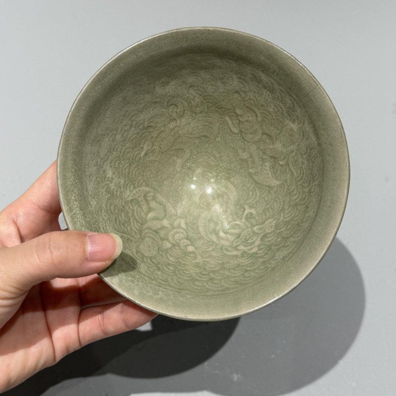 明代 青釉婴戏摩羯纹盏 - 图4