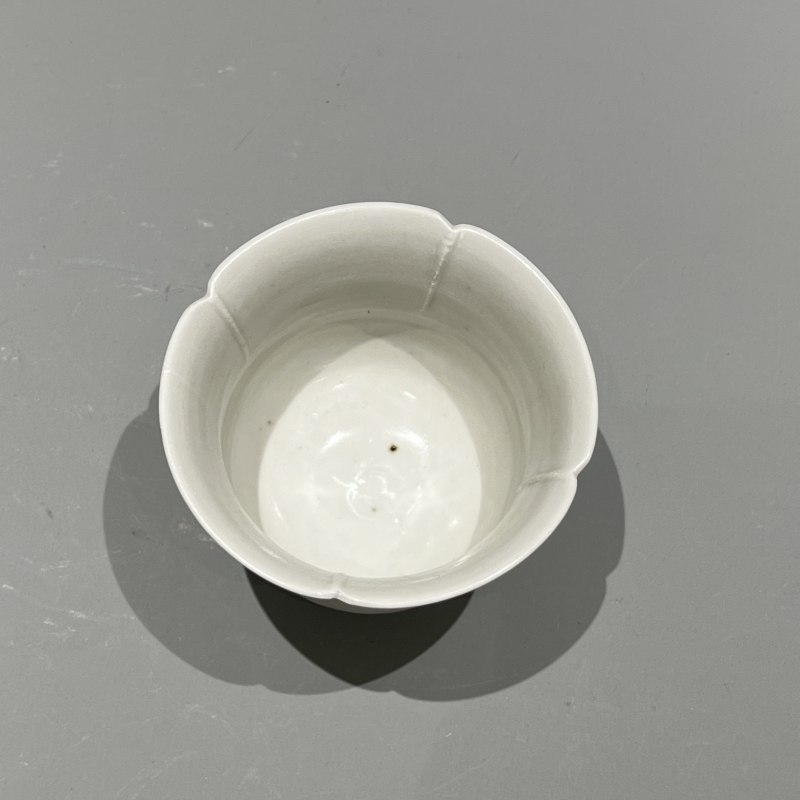 明代 白釉弦纹花口杯 - 图3